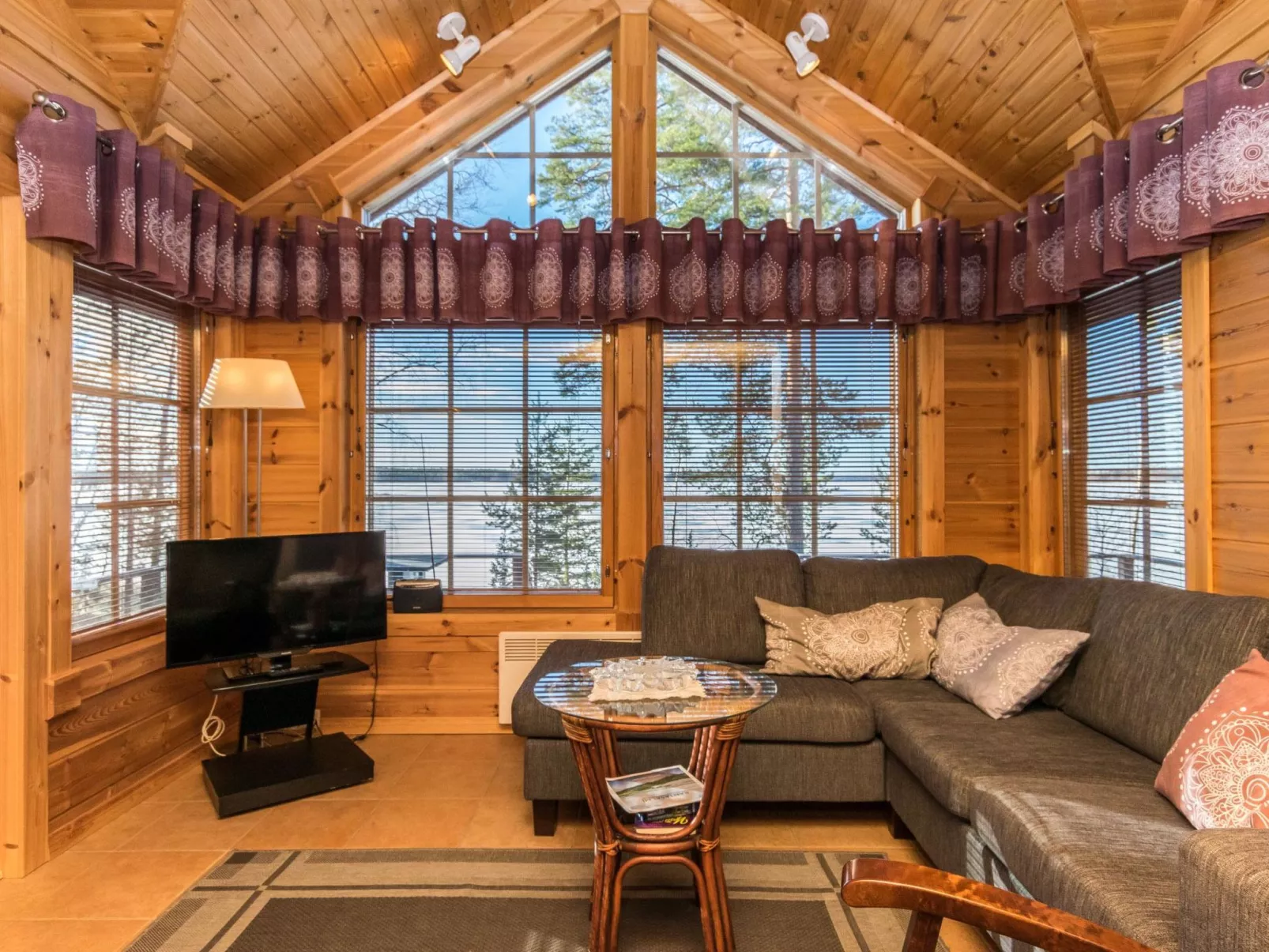 Puolen hehtaarin metsä-Inside