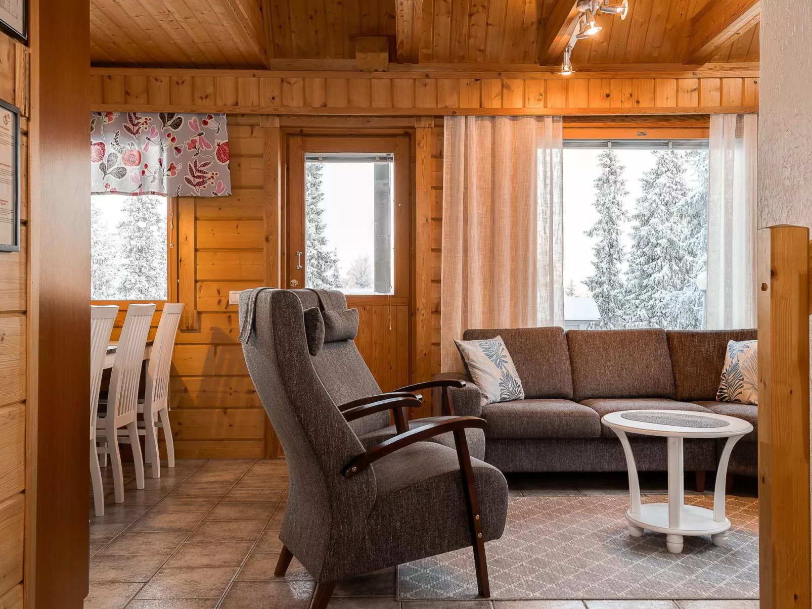 Kinostupa 2a (15-16)-Inside