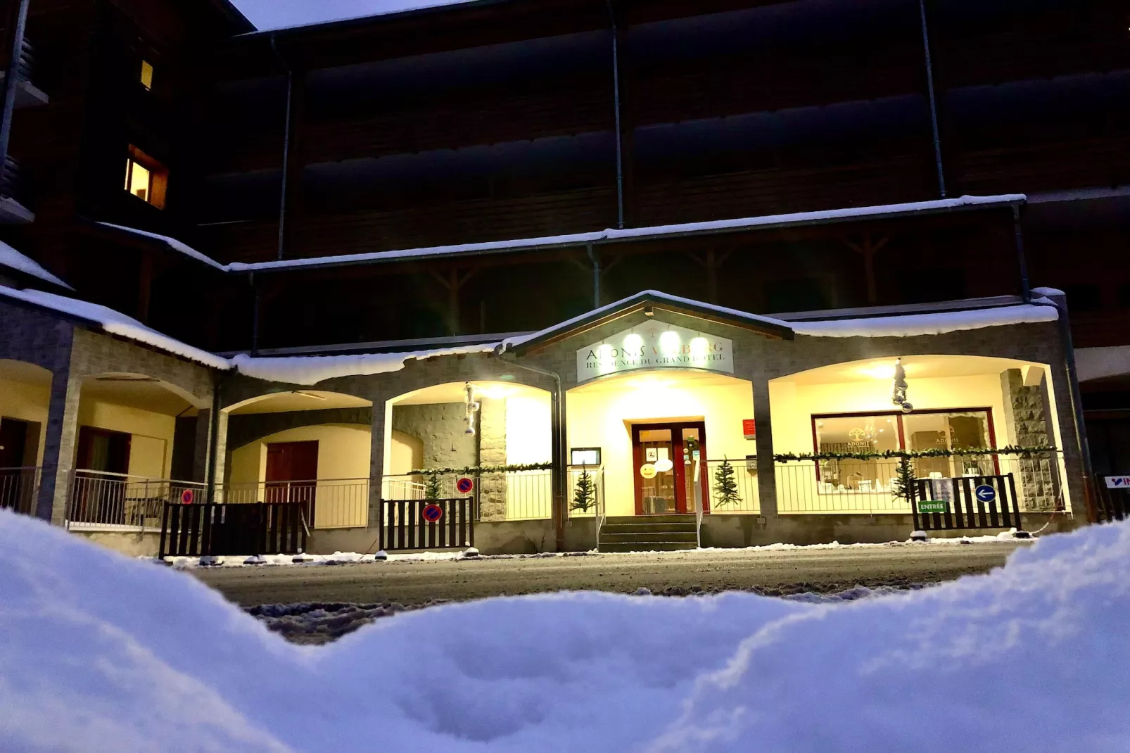 Adonis Valberg Studio-Exterior in winter