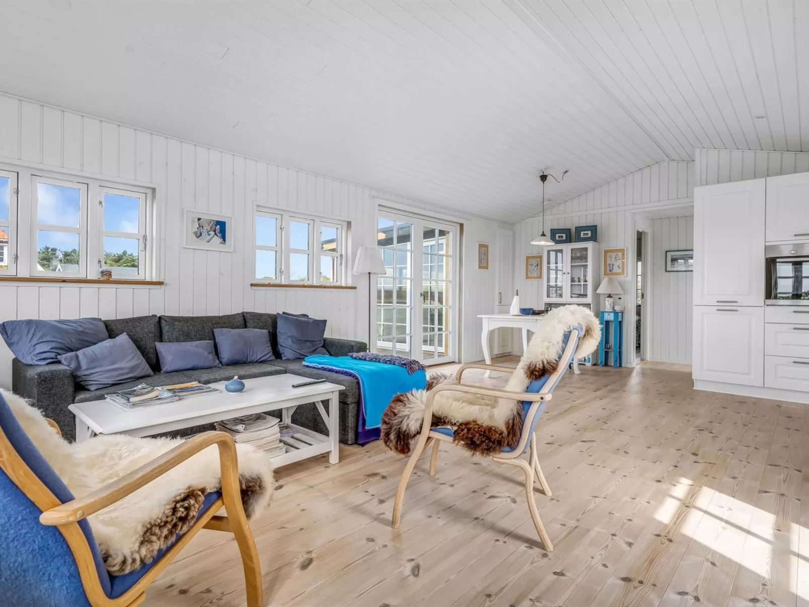 "Thine" - 250m from the sea-Dedans