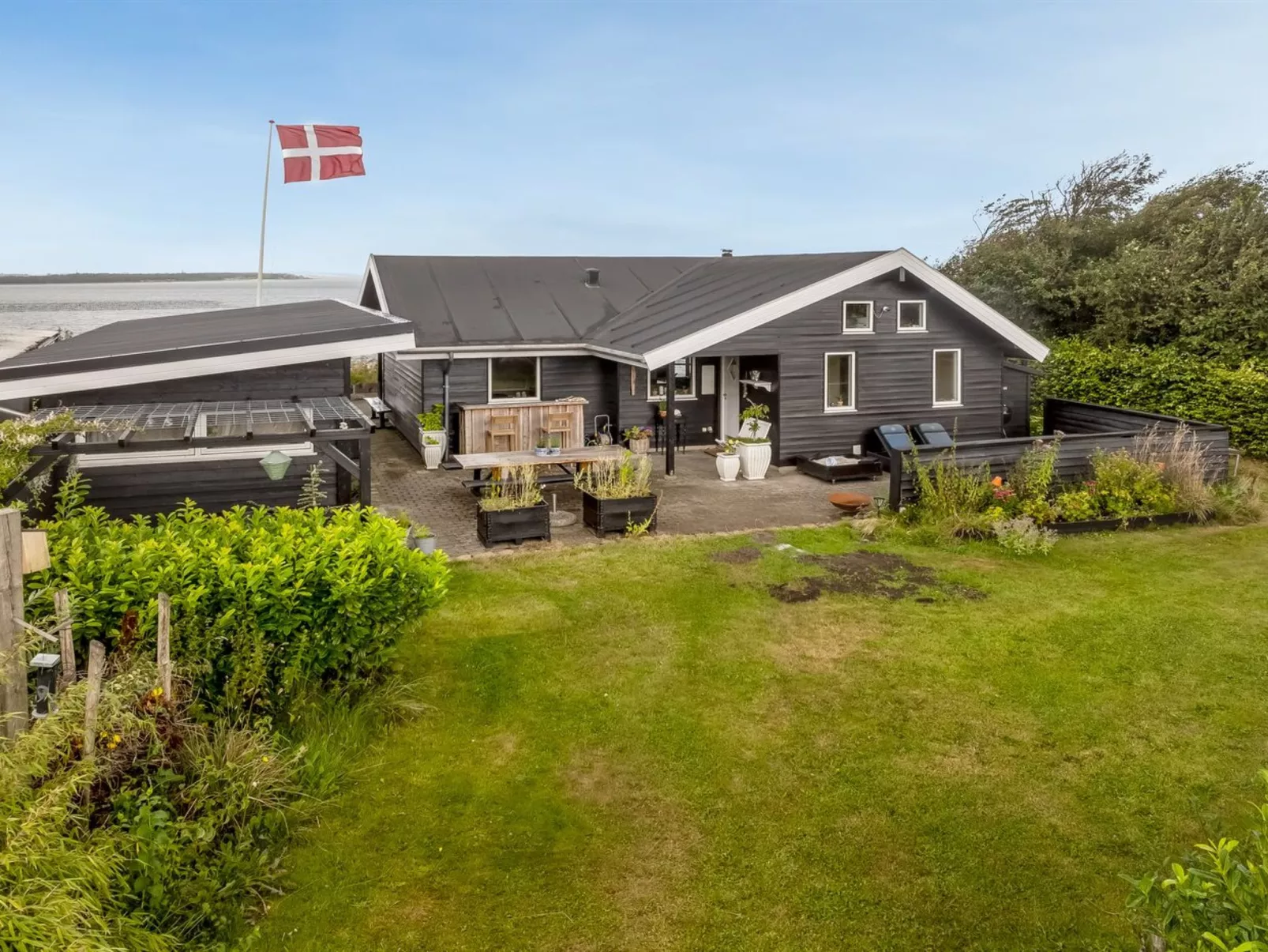 "Diderik" - 20m to the fjord-Outside