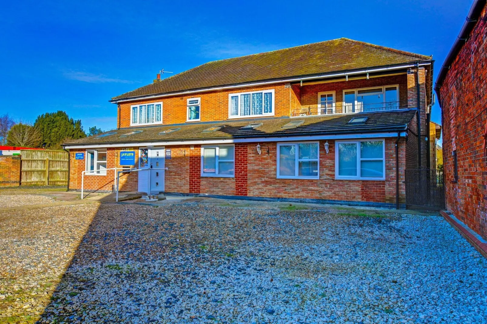 EN_LBH001_Standard Triple Room-Außenbereich Sommer