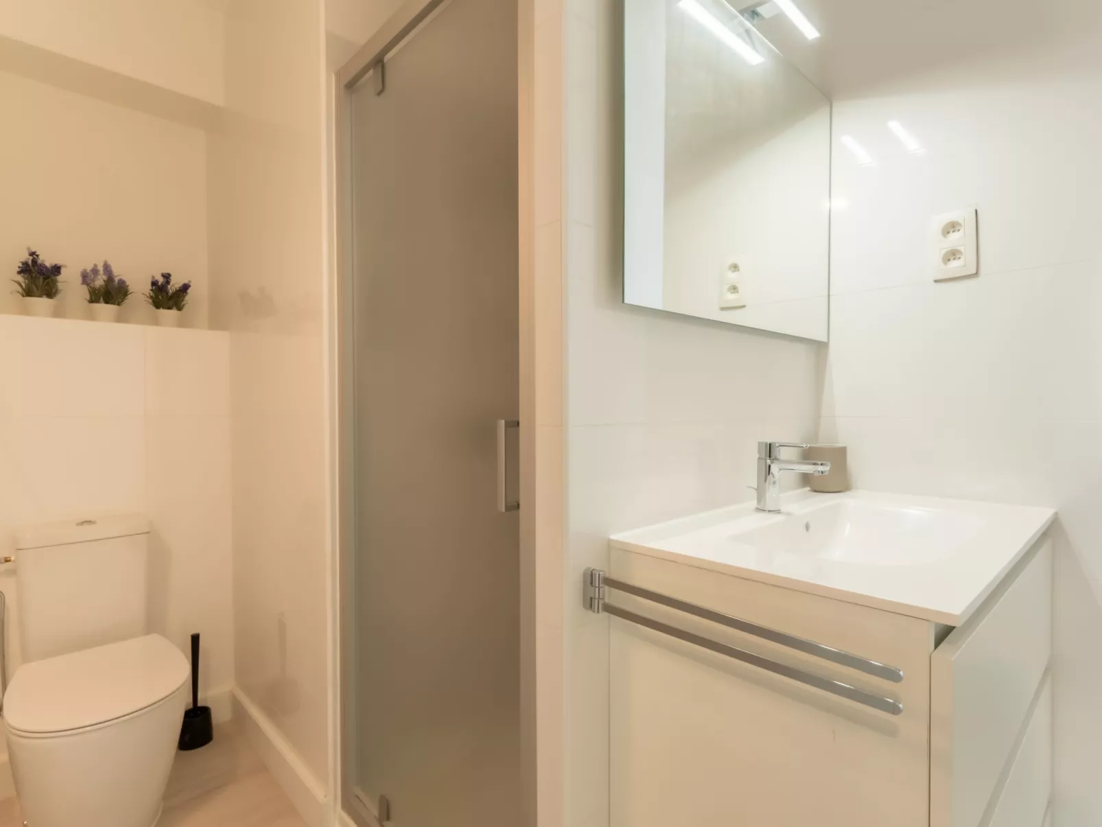 Anne I with harbour view-Dedans