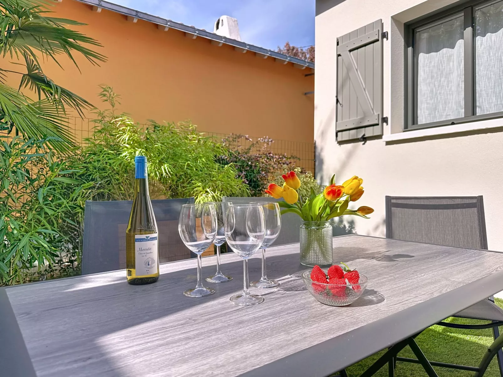 Les Musardises-Outside