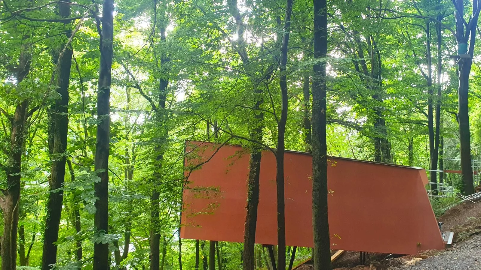 Cabane dans les arbres-Exterior in summer