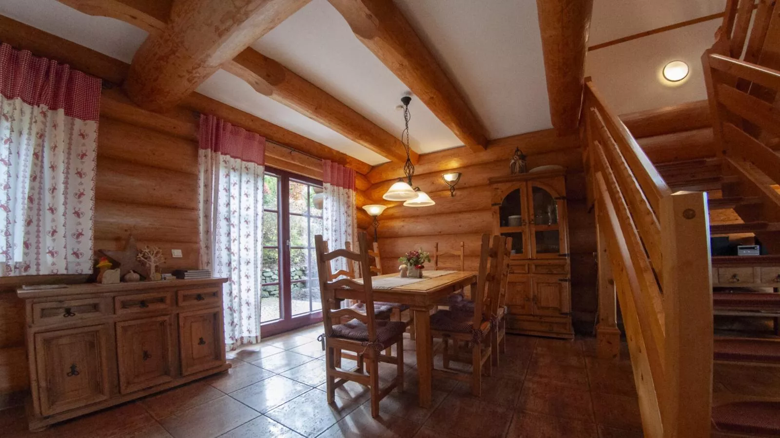 Naturstammhaus-Esszimmer