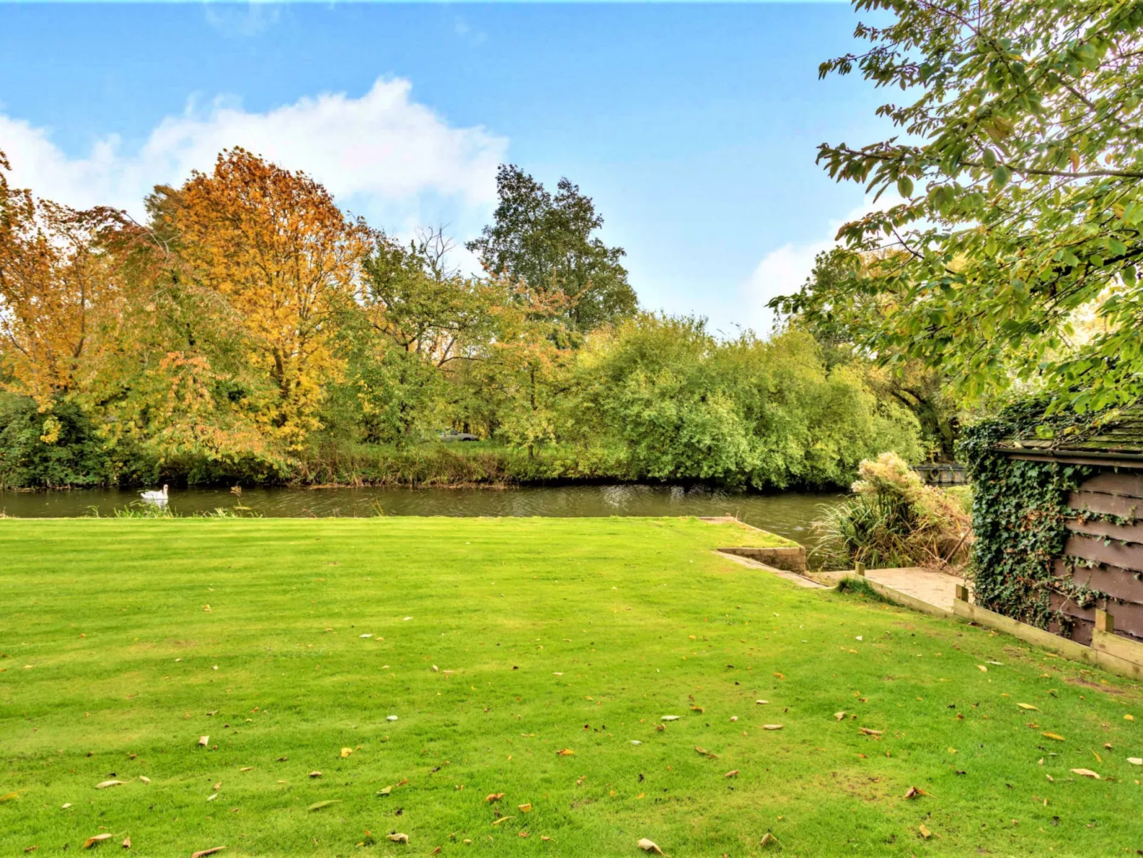 Islip Mill House - Beautiful Riverside Home-Outside