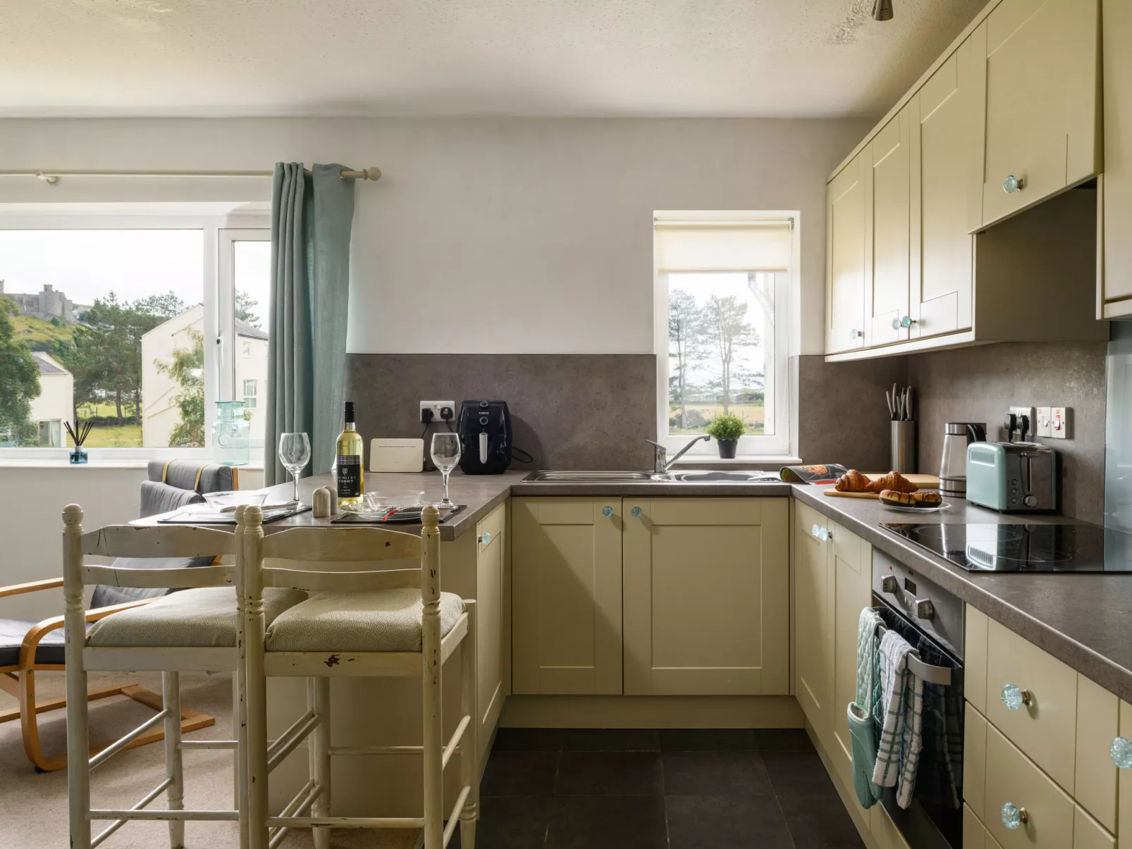 Golygfa o'r Castell - Castle Views-Dedans