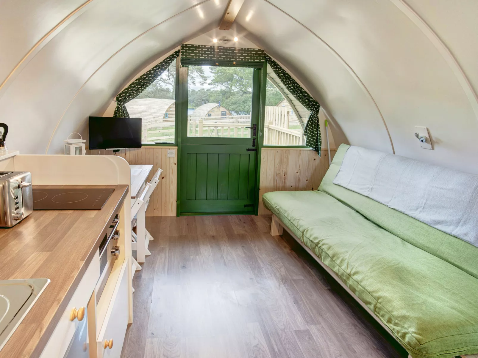 Barebones Glamping-Drinnen
