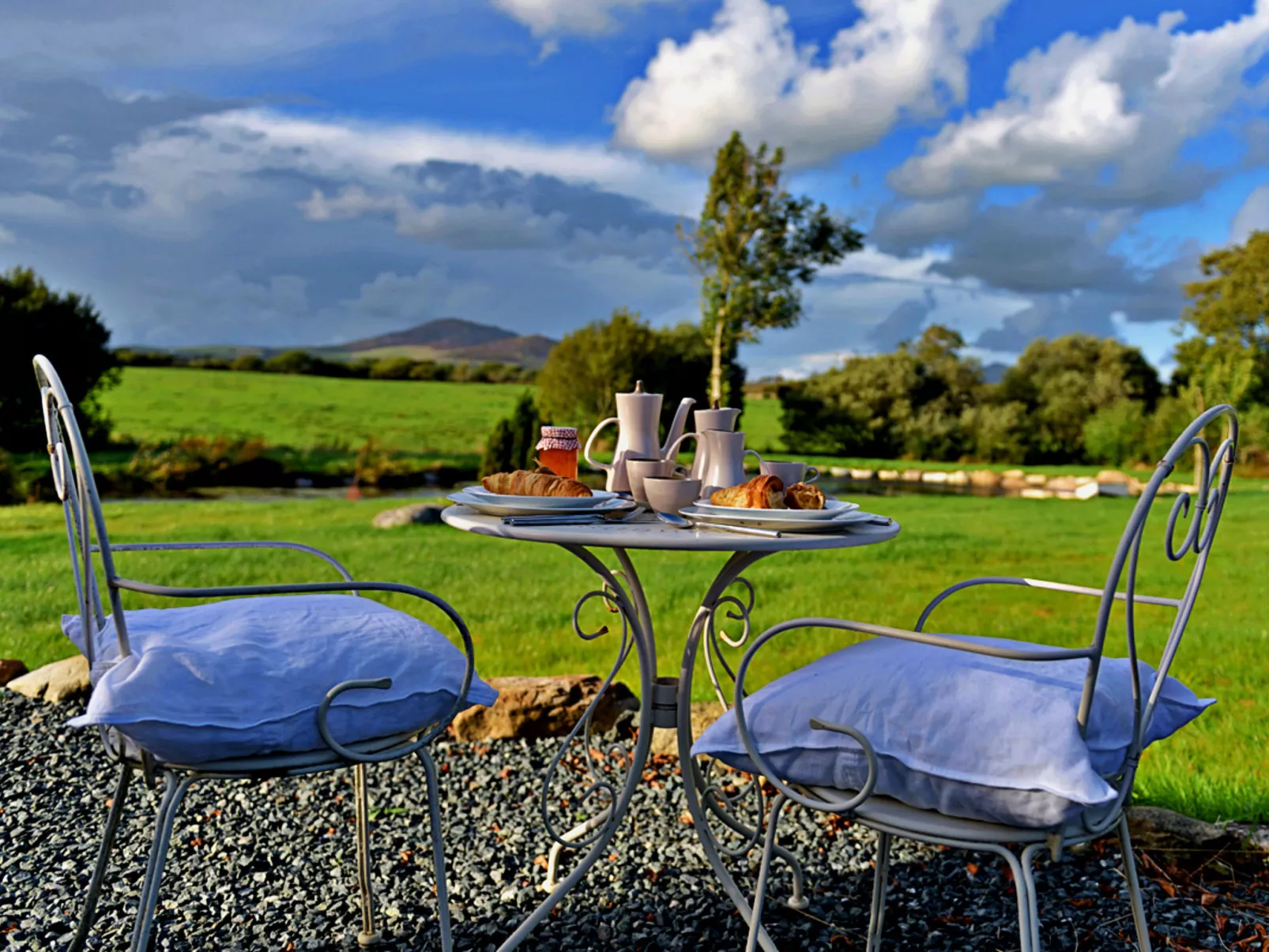 'Angharad' Poachers Hut-Outside