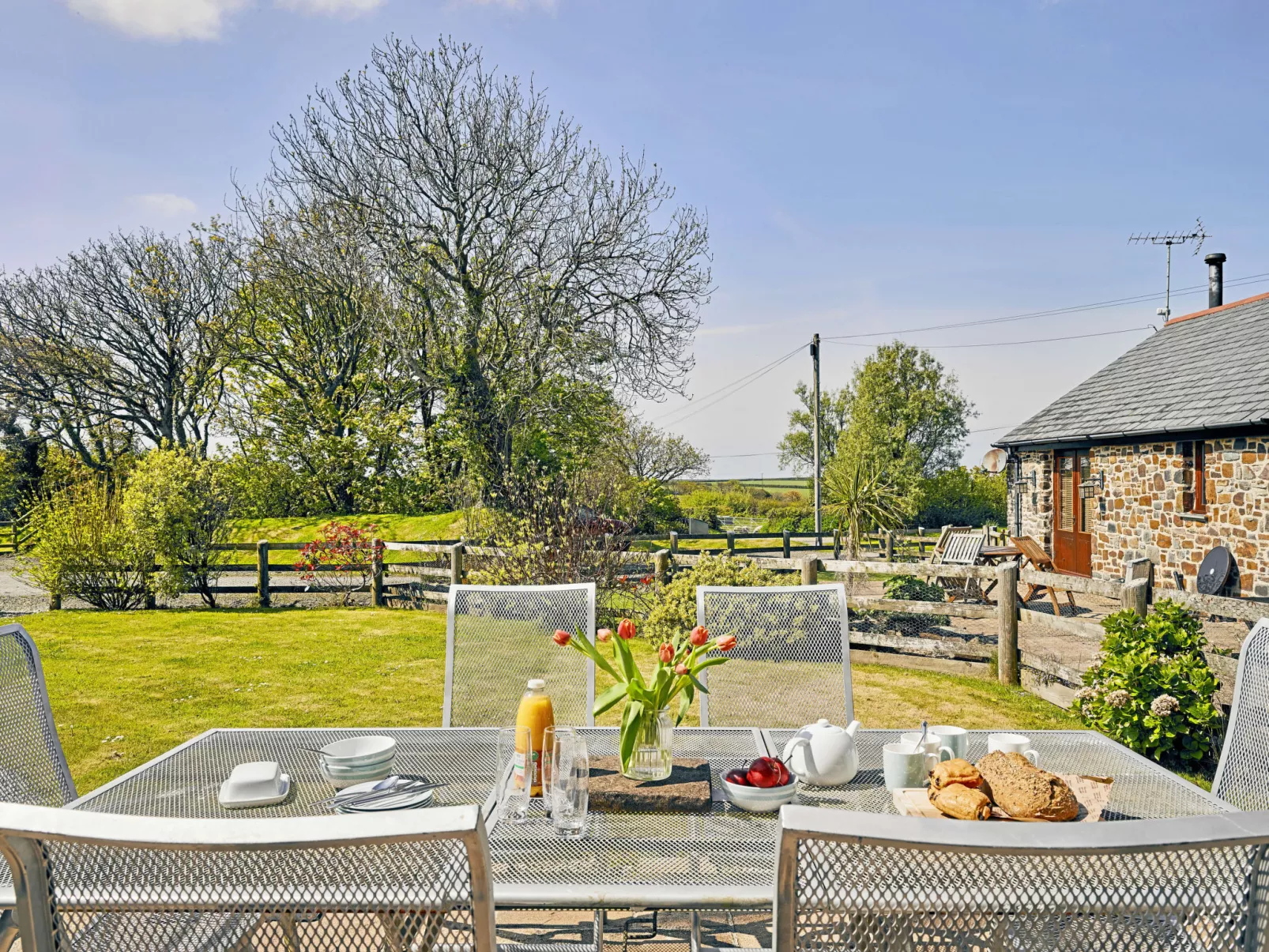 Hawthorn Barn-Dehors