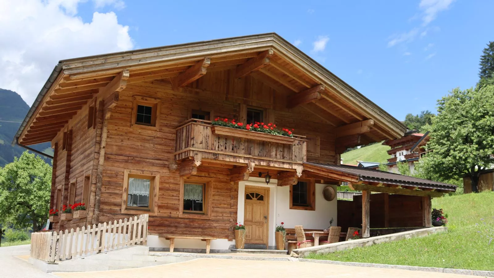 Rosalie-Lorena-Exterior summer