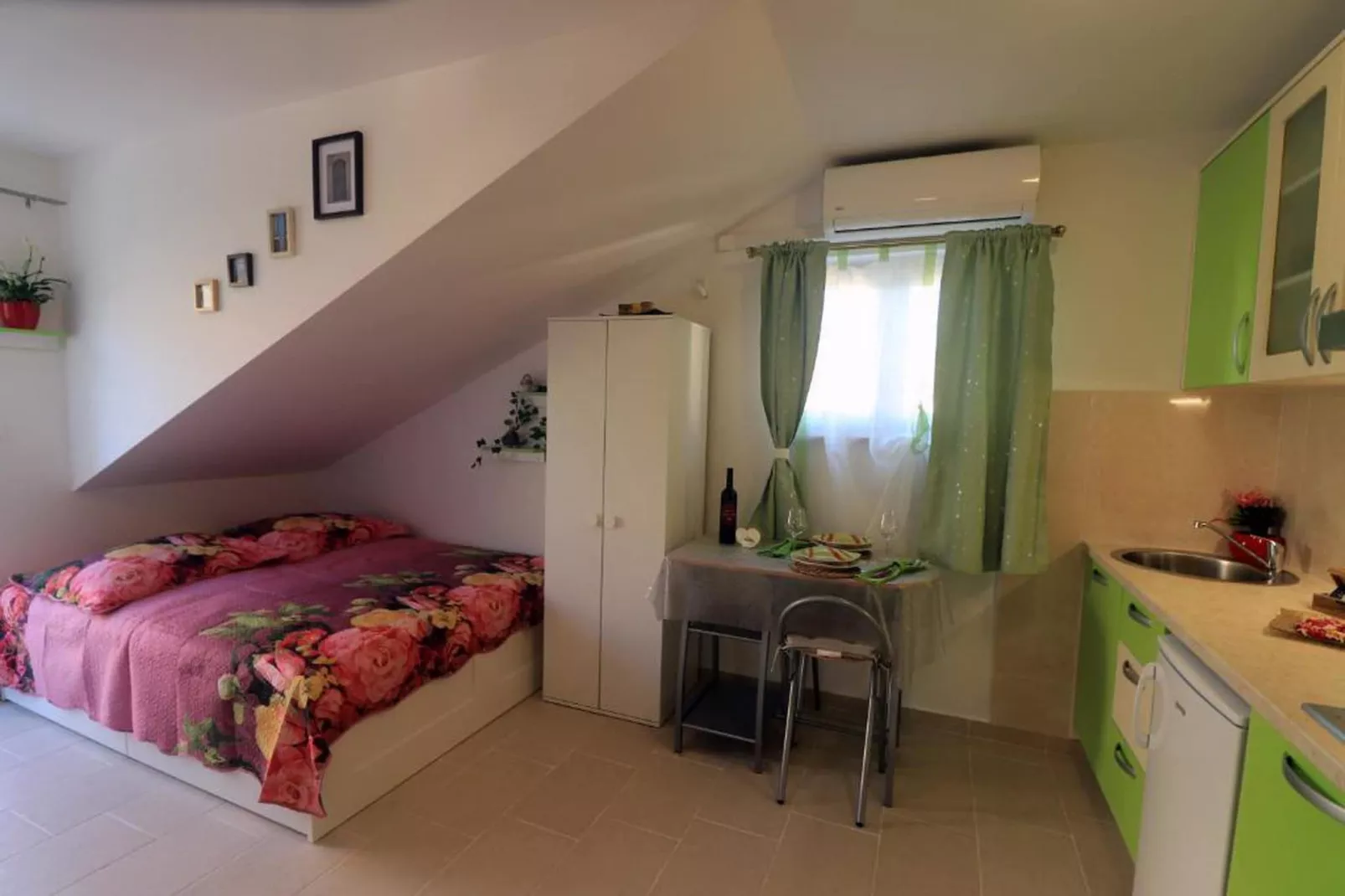 Apartments Clementina Sunrise-Studio Apartment with Balcony (GREEN)-Bedroom
