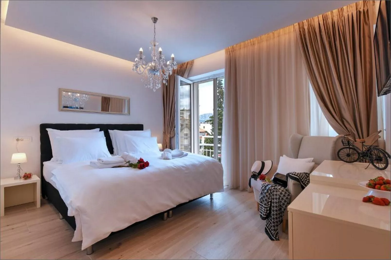 Deluxe Double Room with Double Bed and Balcony (3)-Schlafzimmer