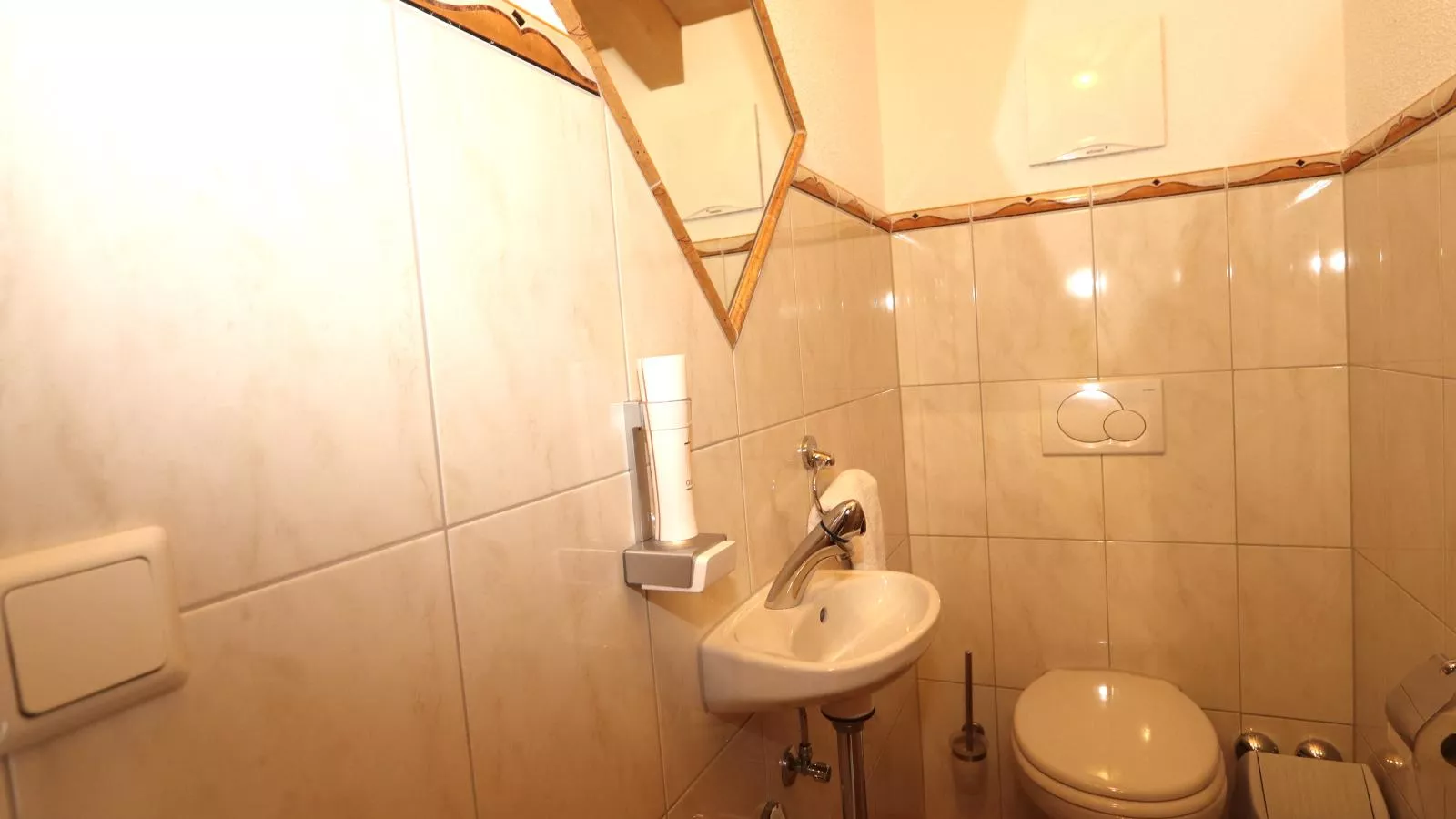 Rosalie-Lorena-Bathroom