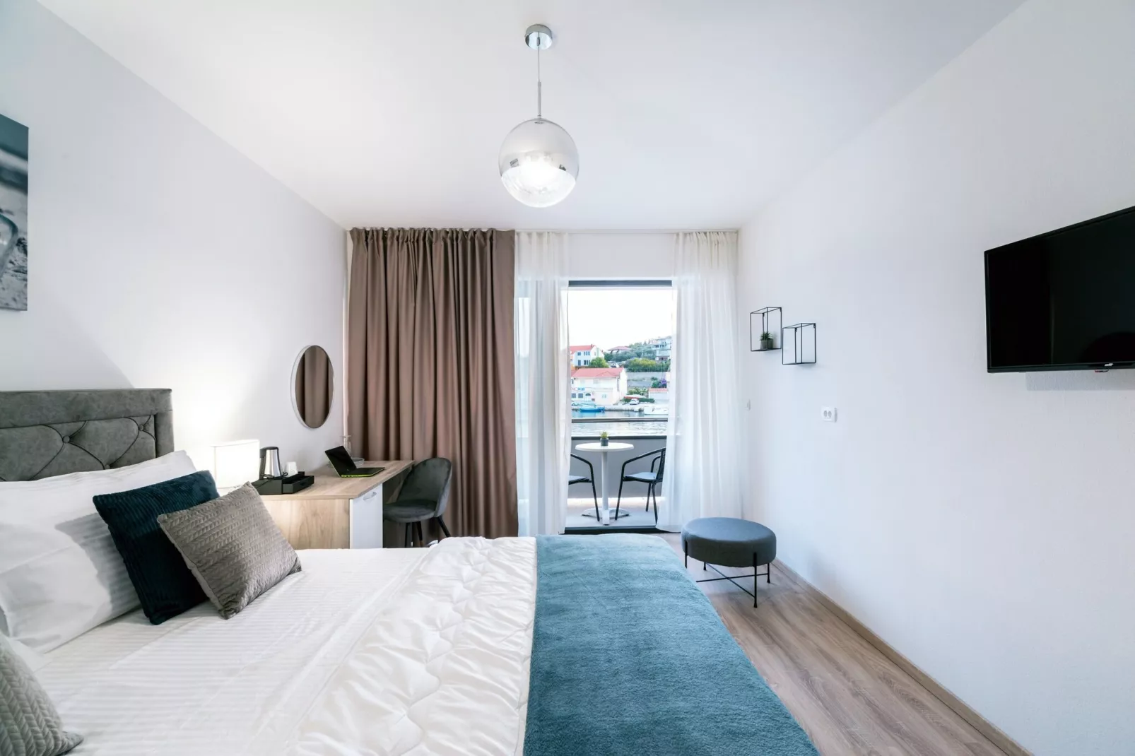 Apartments & Rooms Fisherman's Luck - Deluxe Double Room with Balcony and Sea View-Bedroom