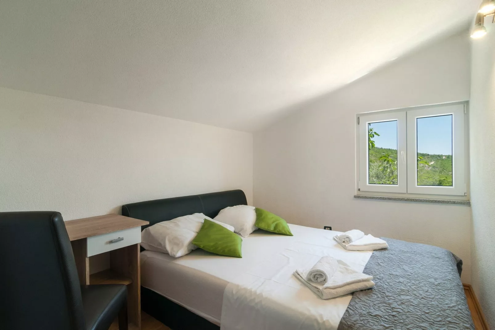 Five-Bedroom Home-Schlafzimmer