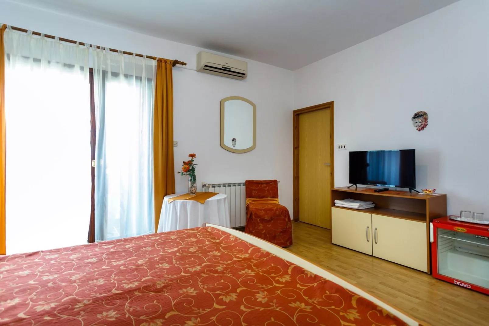 Sunny and Sleek Krk Rooms with Balcony - Standard Double Room with Balcony (owner Zuta)-Bedroom