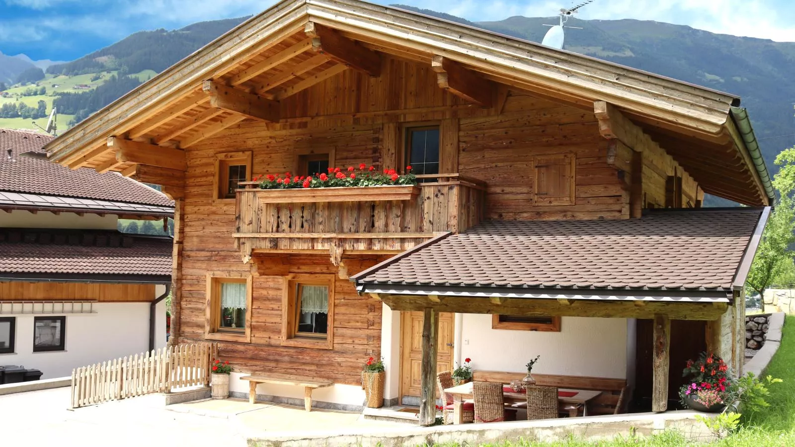 Rosalie-Lorena-Exterior summer