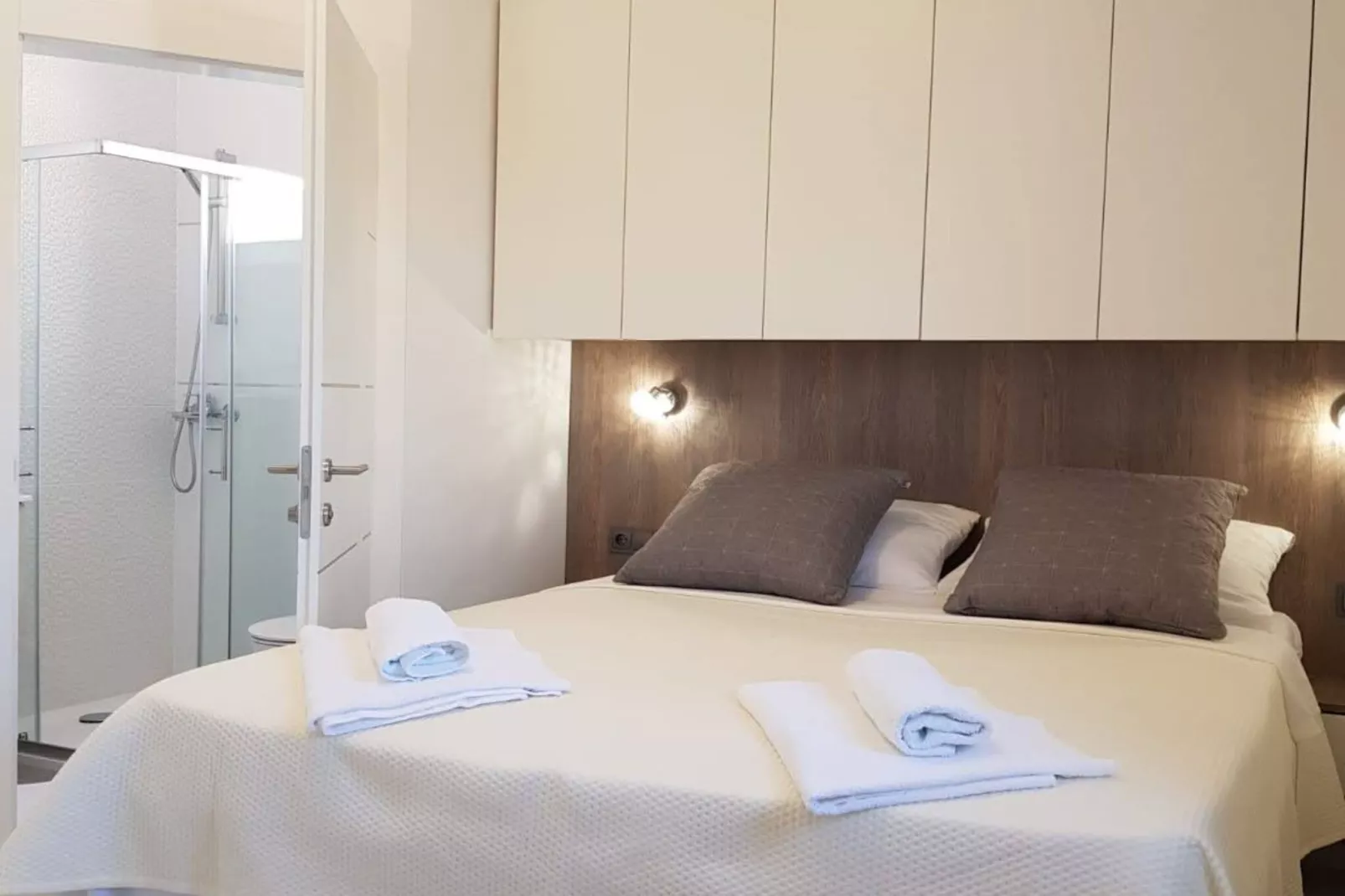 One-Bedroom Deluxe City View Apartment-Bedroom