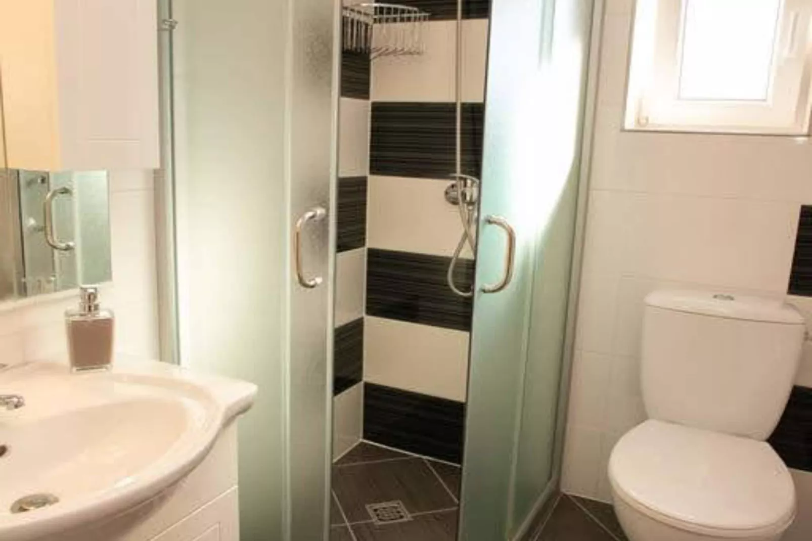 One-Bedroom Apartment-Bathroom