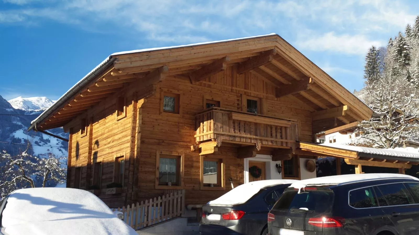 Rosalie-Lorena-Exterior winter