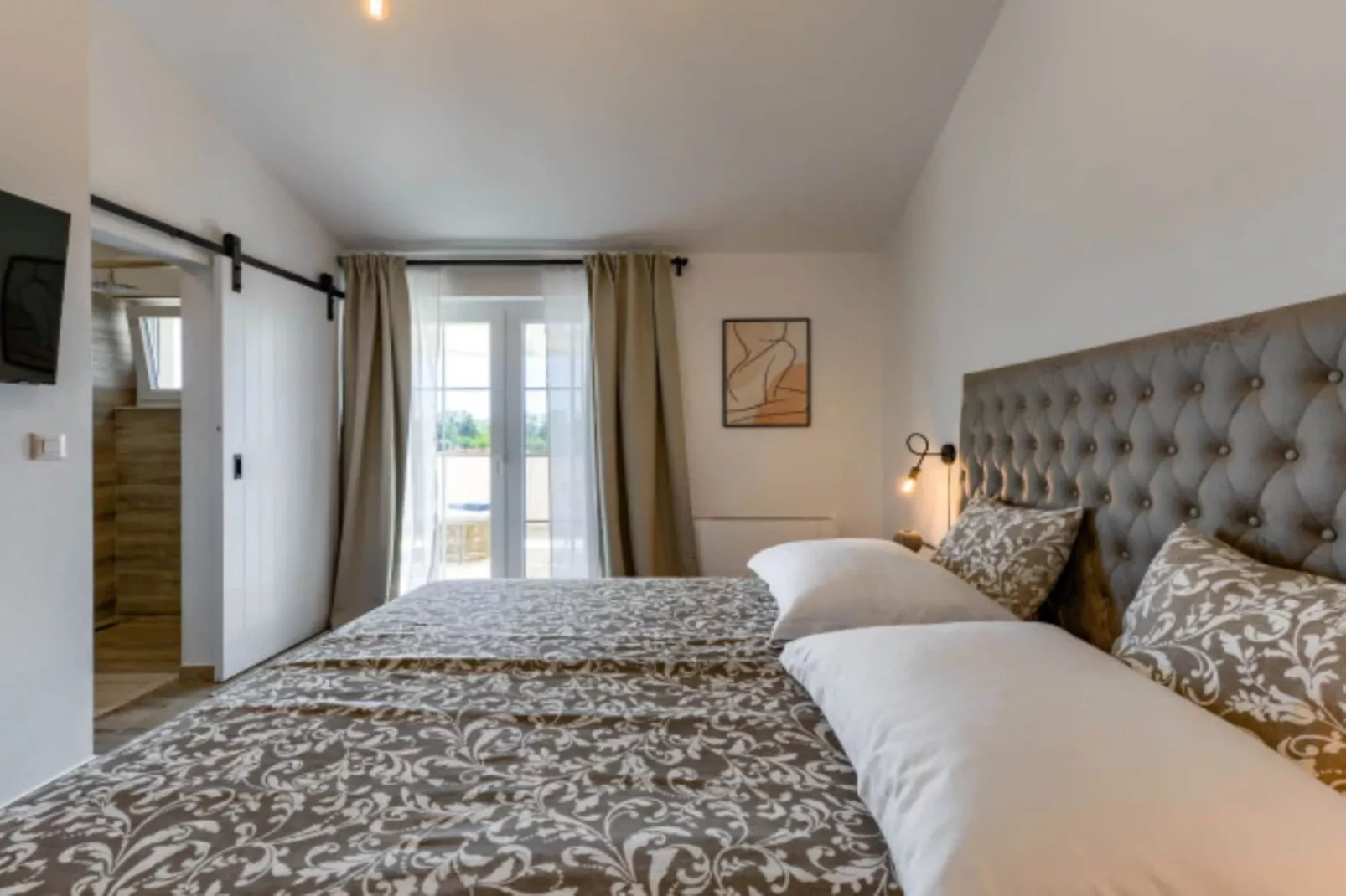 RUSTIC VILLA PEROSA WITH HEATED POOL-Schlafzimmer