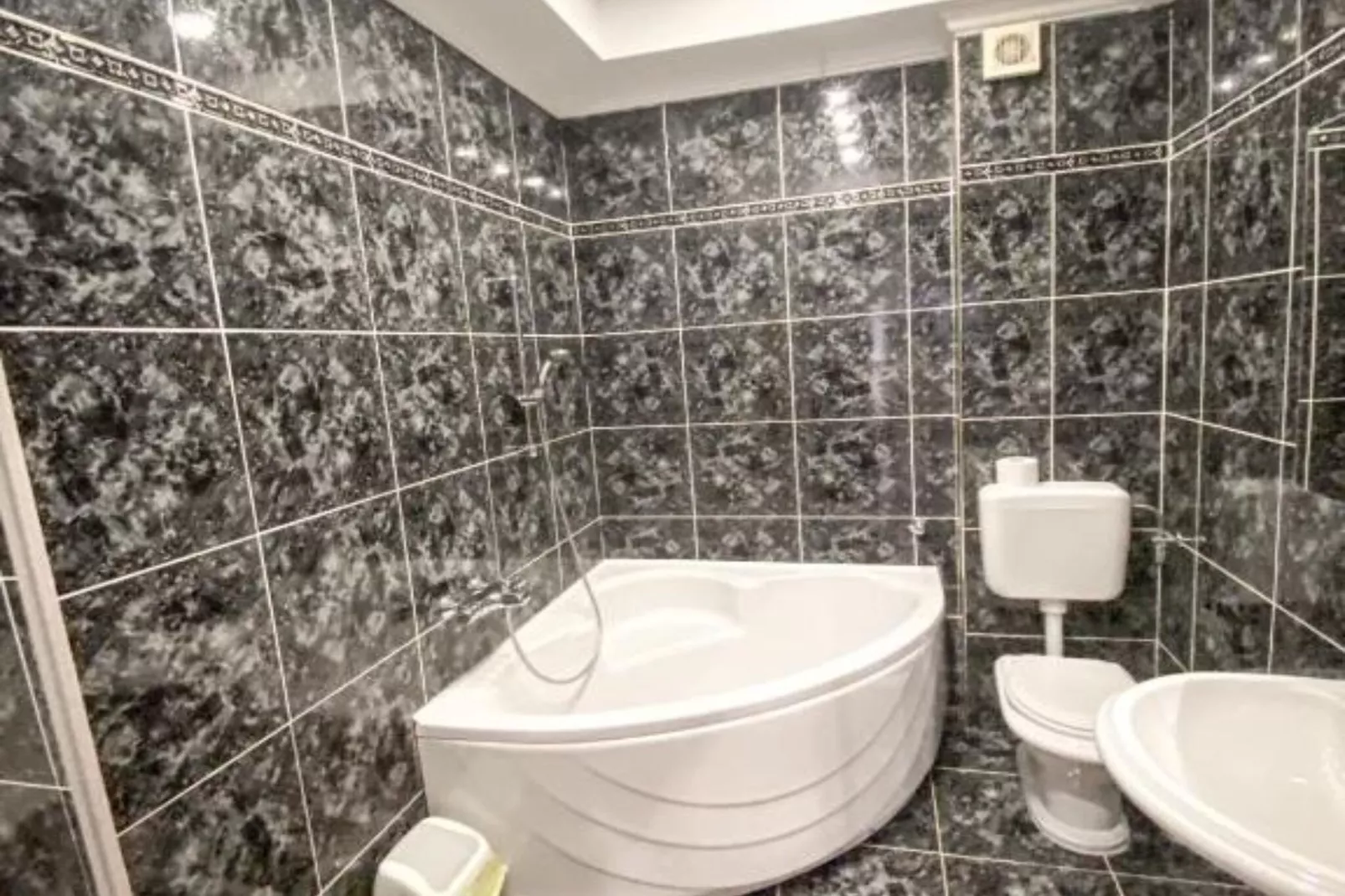 Peaceful Apartments With Style - Classsic Two Bedroom Apartment-Bathroom