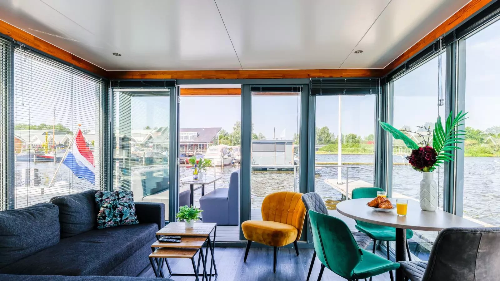 Tiny houseboat Uitgeest I-Wohnzimmer