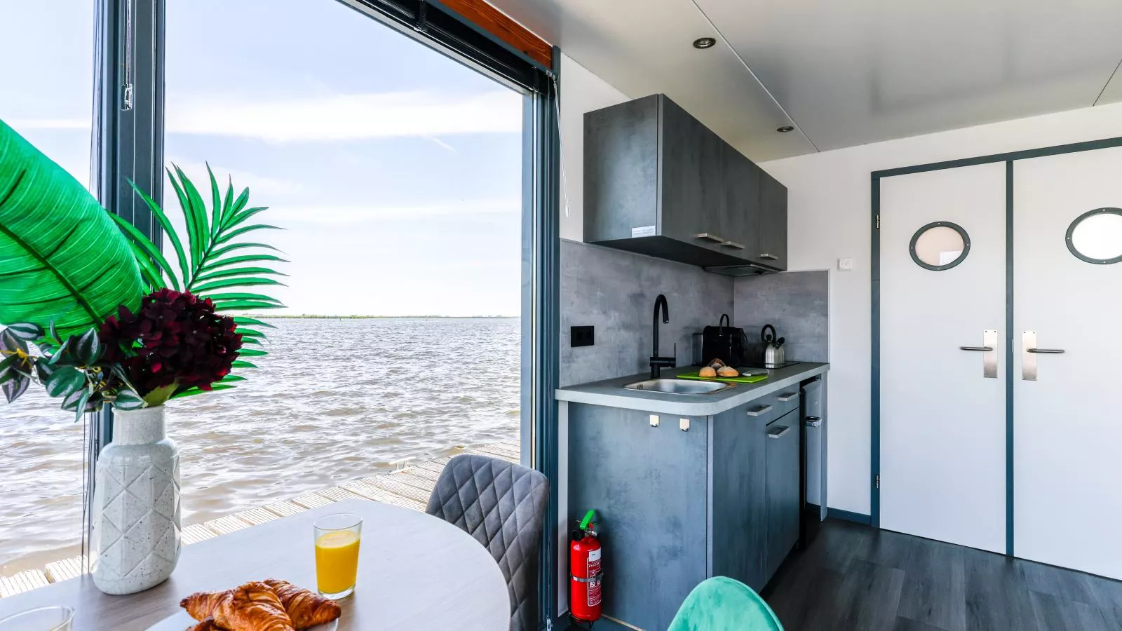 Tiny houseboat Uitgeest I-Aussicht Sommer
