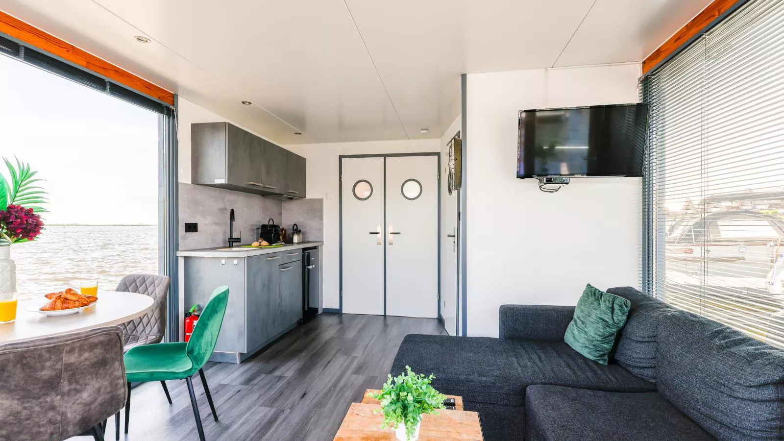 Tiny houseboat Uitgeest I-Wohnzimmer