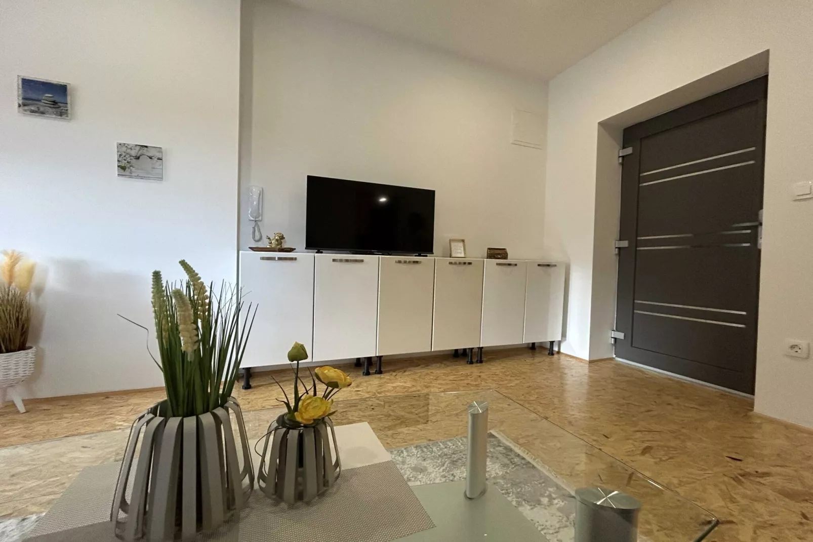 City Modern and Vibrant Apartments Ljubljana - Standard One Bedroom Apartment (owner A3)-Wohnzimmer