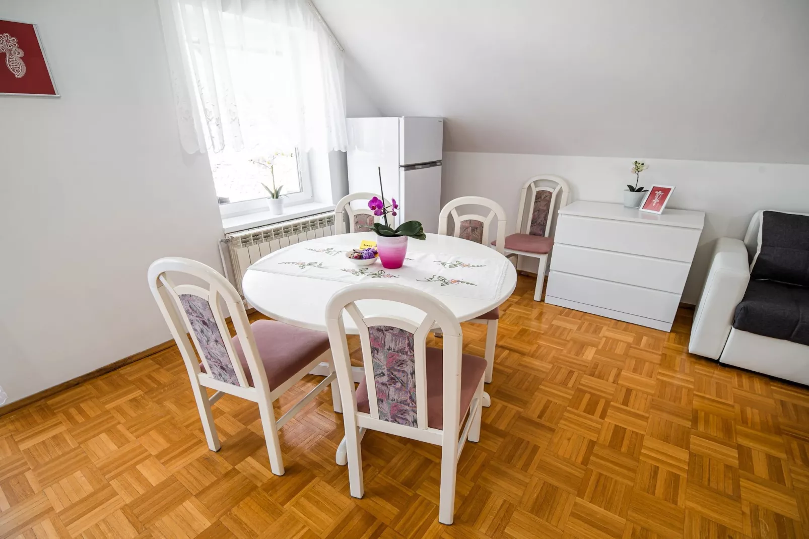 Mountain View Haven Apartments - One Bedroom Apartment  with Balcony-Esszimmer