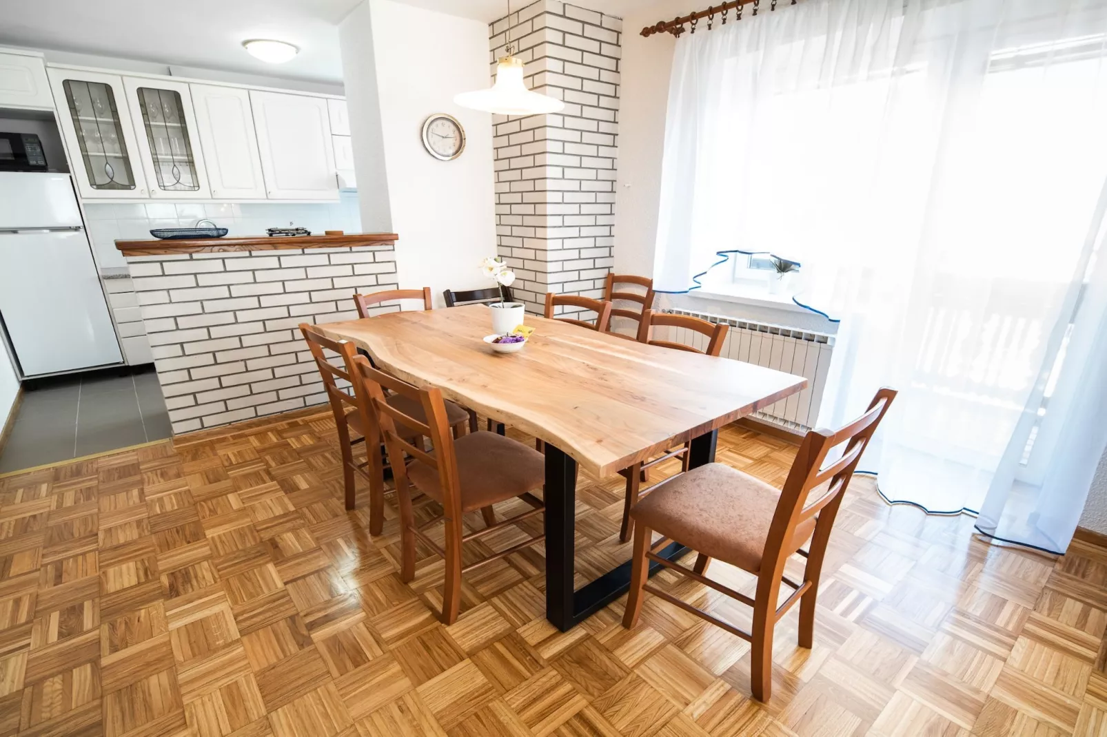 Mountain View Haven Apartments - Two Bedroom Apartment with Balcony-Esszimmer