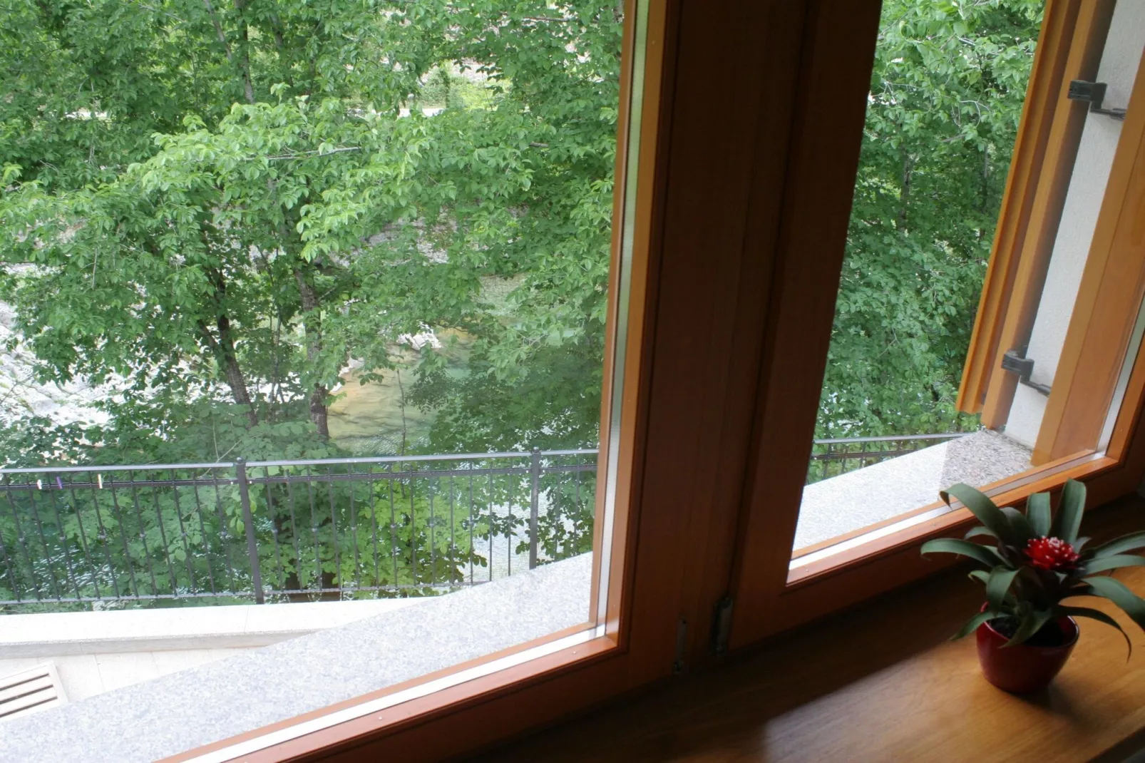 Riverside Rustic Ridge Apartments with Balcony - Two Bedroom Apartment with Balcony