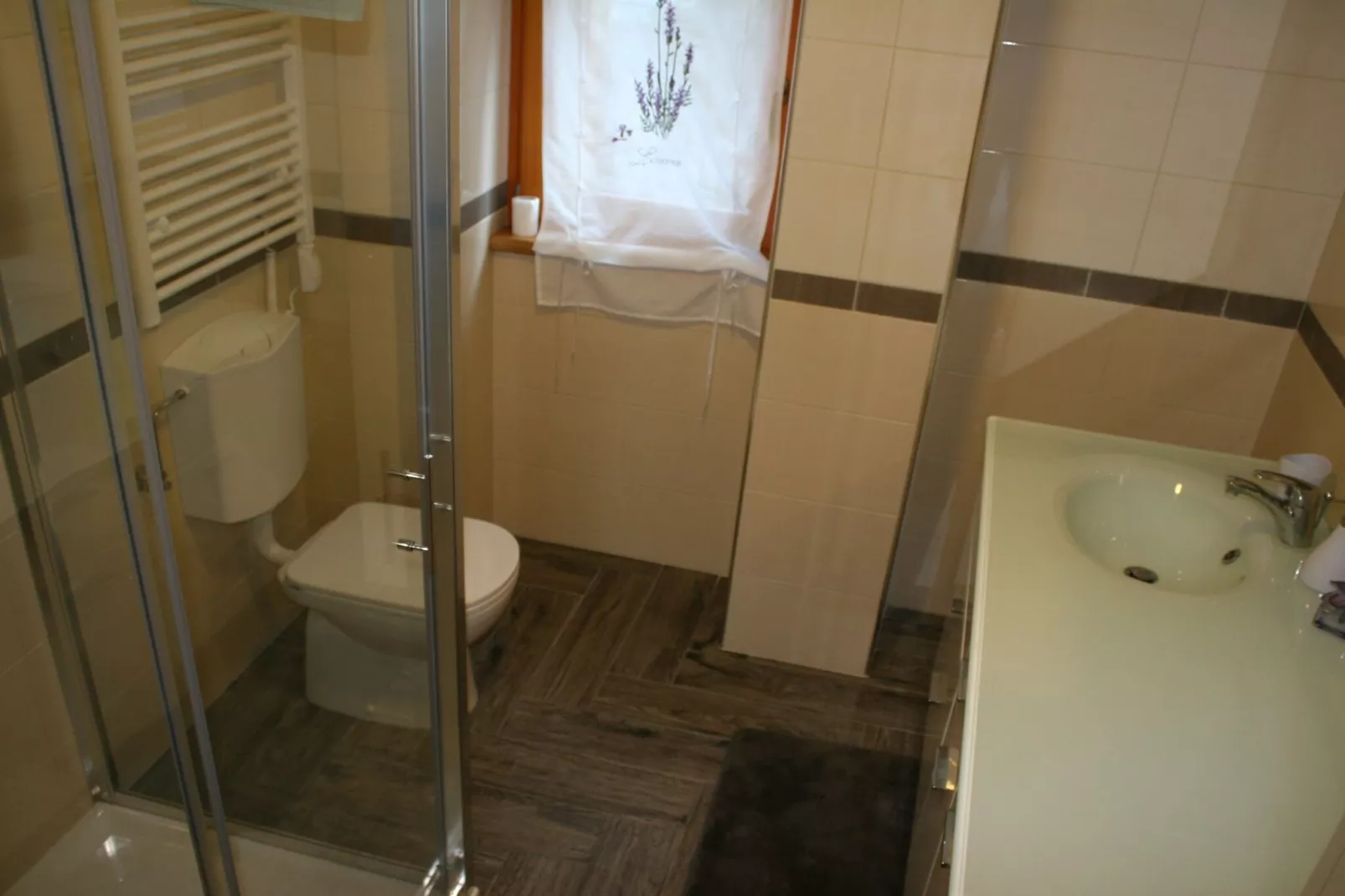 Riverside Rustic Ridge Apartments with Balcony - Three Bedroom Apartment with Balcony-Bathroom