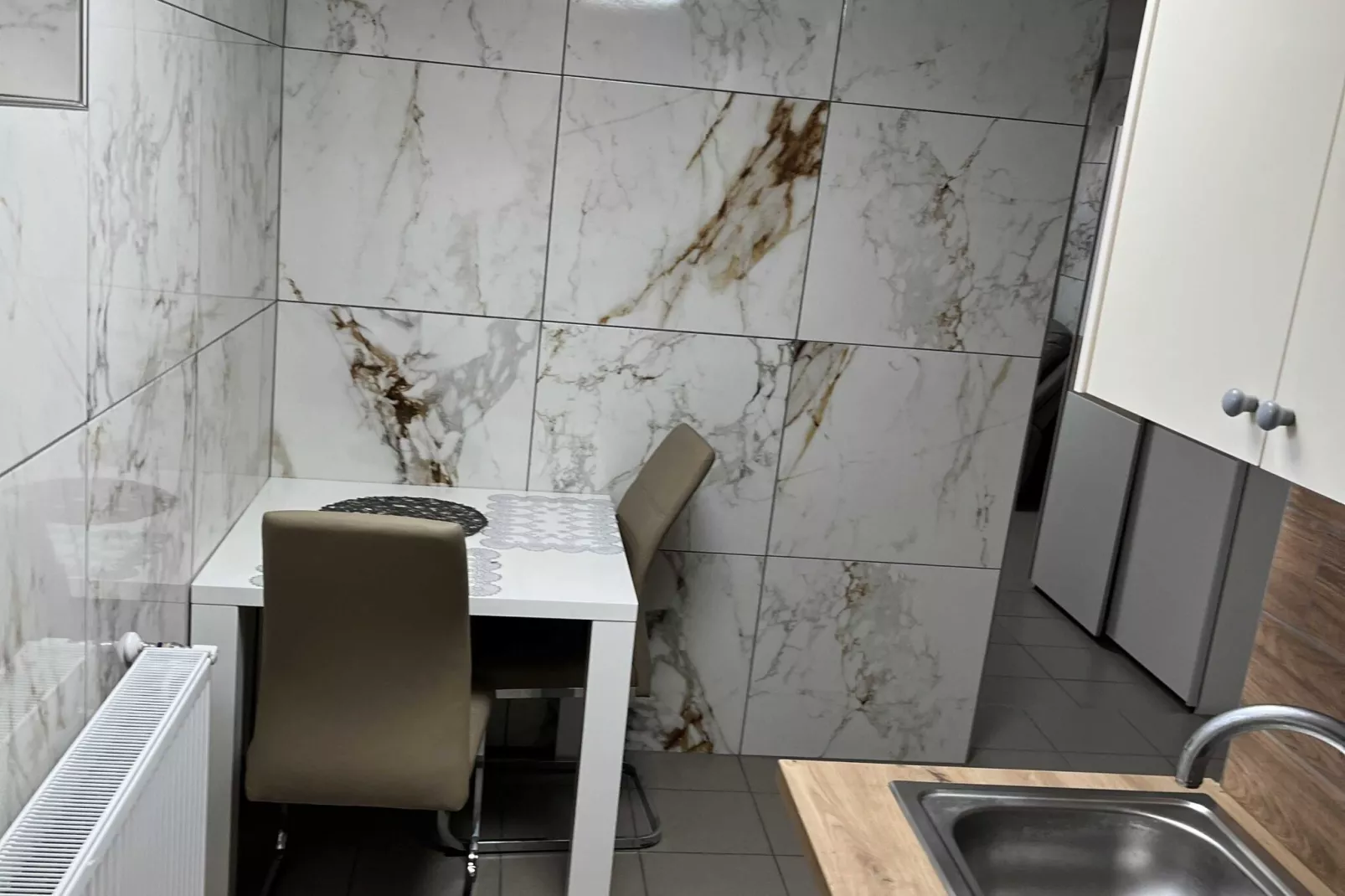 Meadow Tranquil Apartments with Evergreen Garden - One Bedroom Apartment-Kitchen