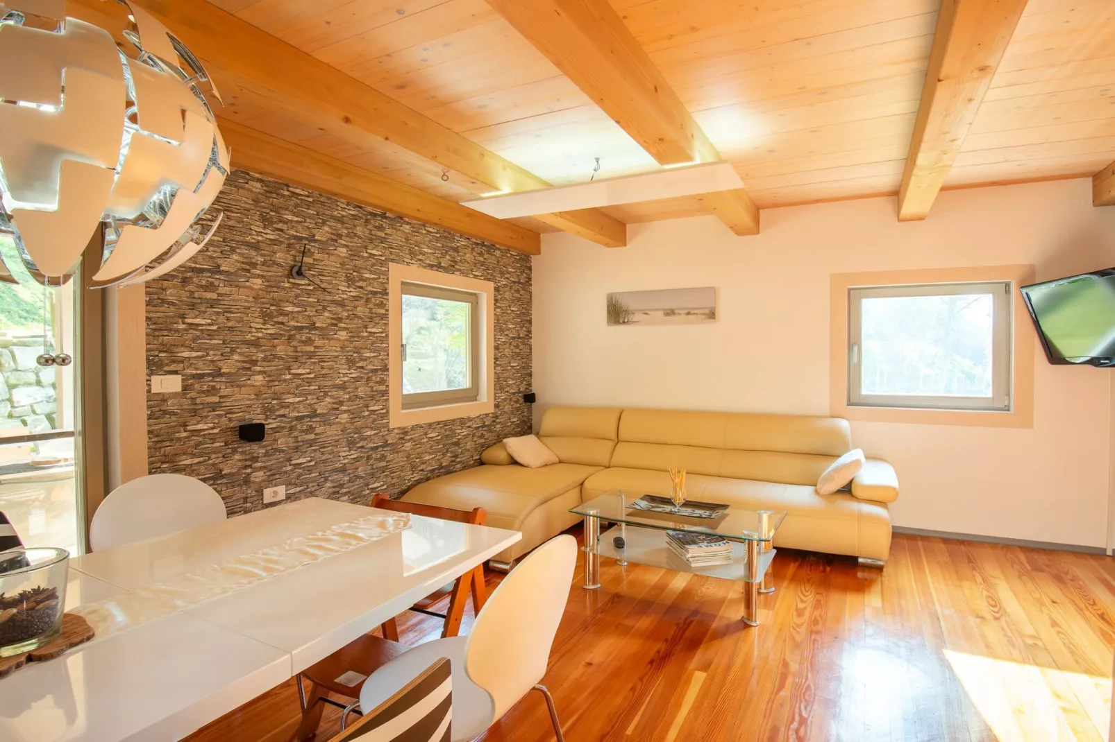 Family-Friendly Serene Retreat Holiday Home - Four Bedroom Holiday Home  with Terrace-Salon