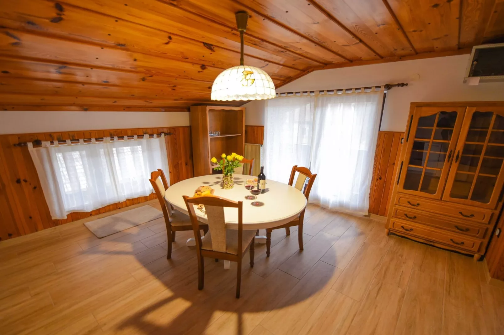 Cozy Luxe Holiday Home with Natural Thermal Bath - Seven Bedroom Holiday Home-Salle à manger