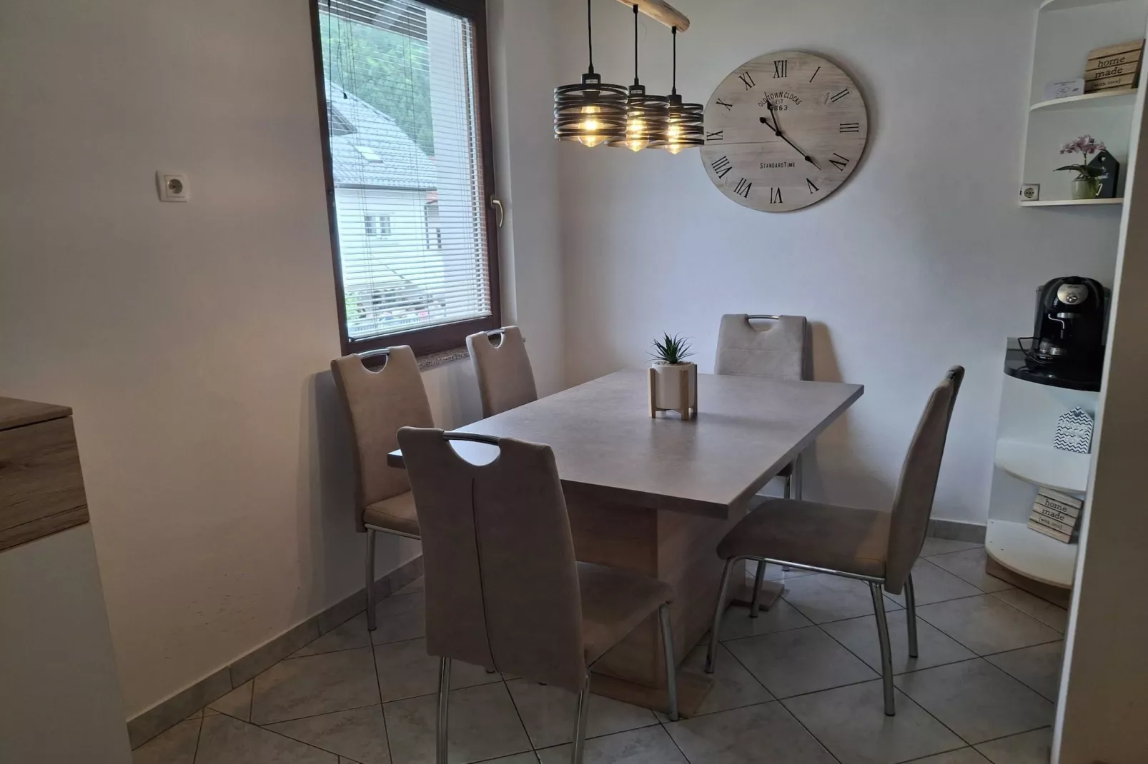 Luce Hilltop Cozy Apartment - Two Bedroom Apartment-Esszimmer