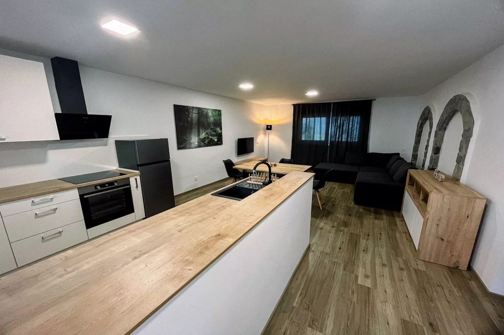 Modern and Peaceful Apartment with Terrace - Two Bedroom Apartment with Terrace-Küche