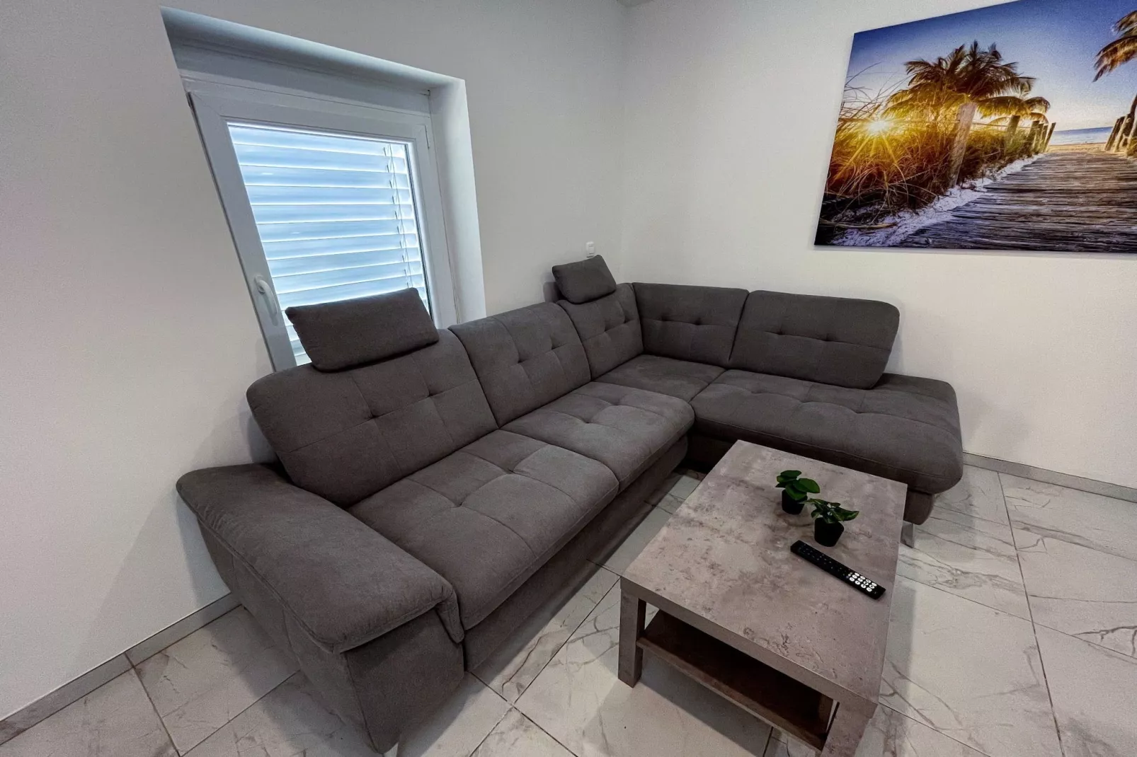 Delightful Cozy Riverside Apartment - One Bedroom Apartment with Terrace-Wohnzimmer