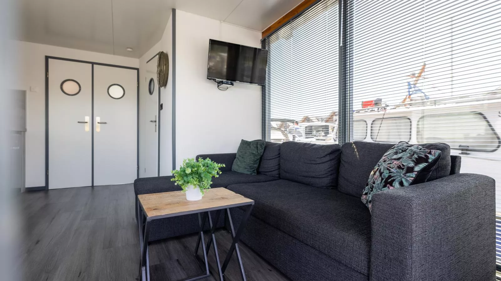 Tiny houseboat Uitgeest I-Wohnzimmer