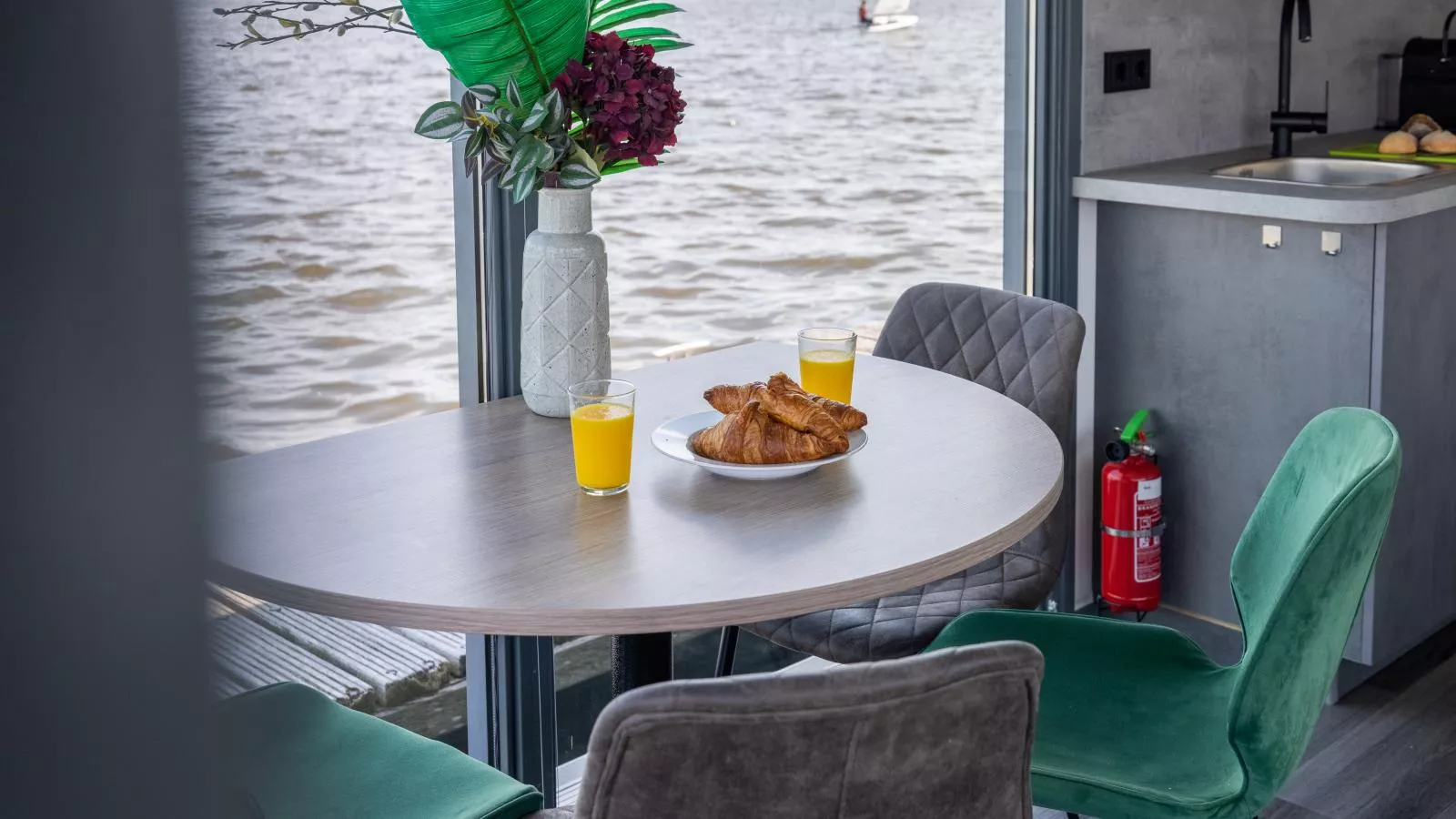 Tiny houseboat Uitgeest I-Wasserblick