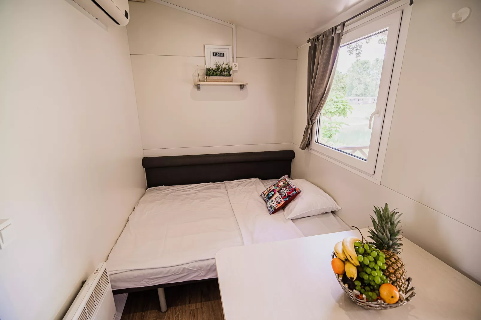 Waterside Retreat Mobile Homes with Thermal Riviera Tickets - One Bedroom Mobile Home with Lake View (owner 4)-Chambre