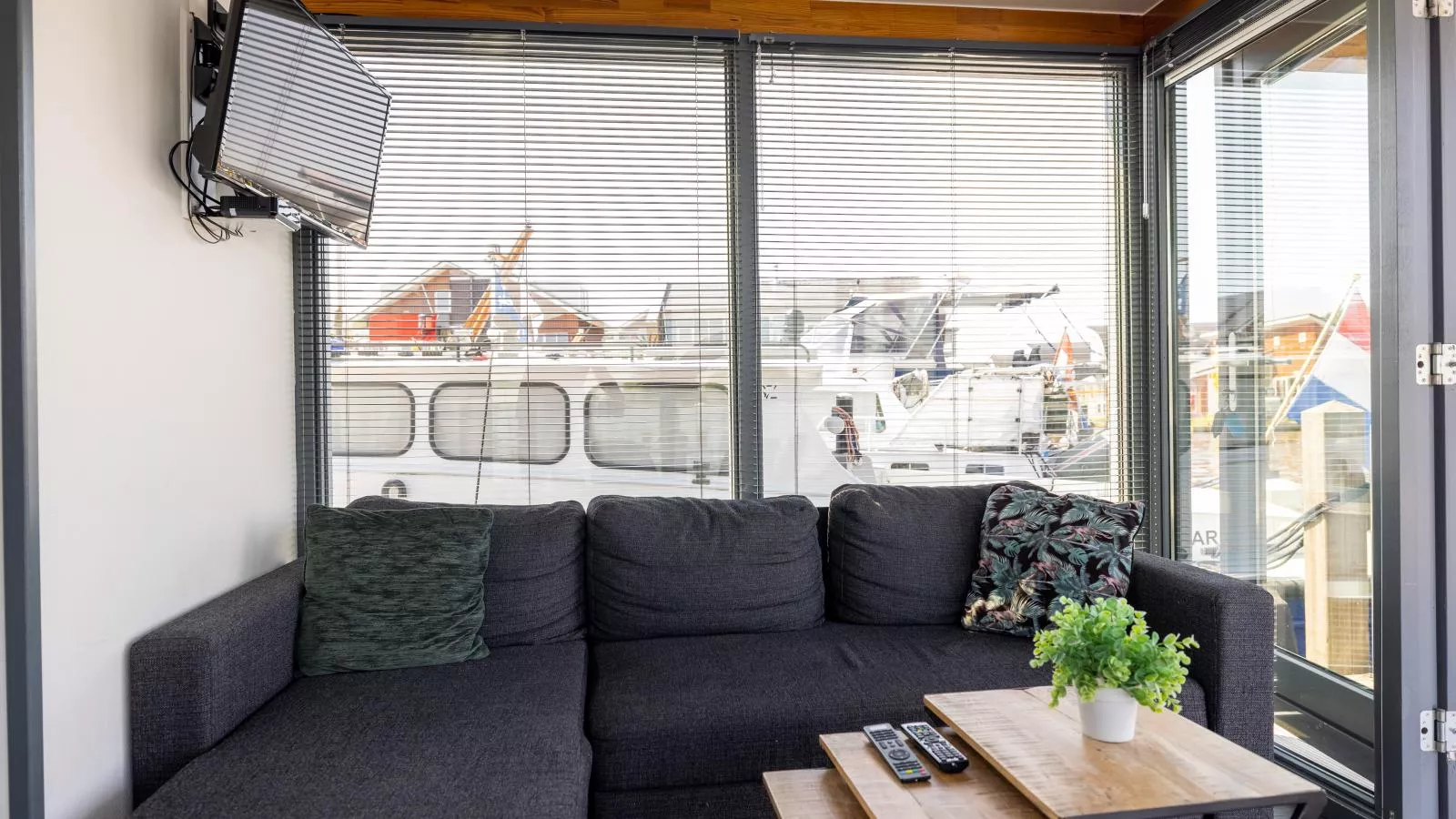 Tiny houseboat Uitgeest I-Wohnzimmer