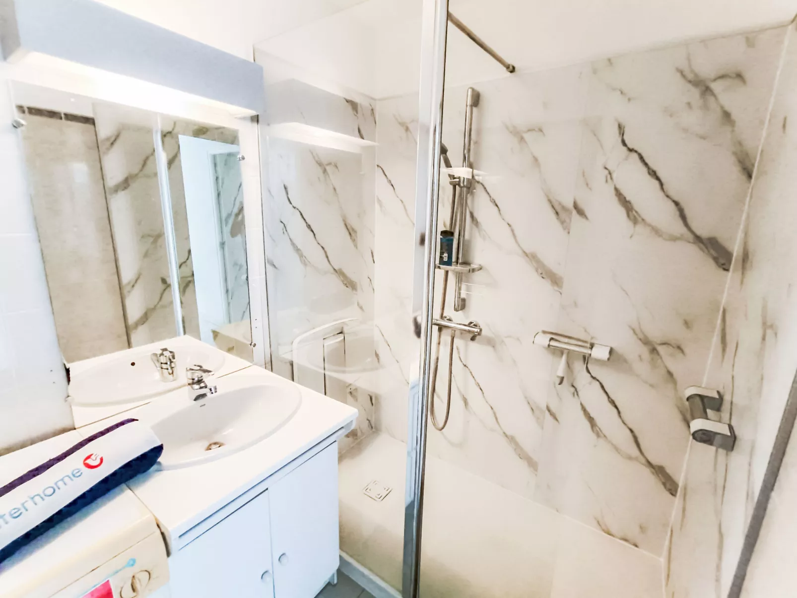 Port d'Attache-Inside