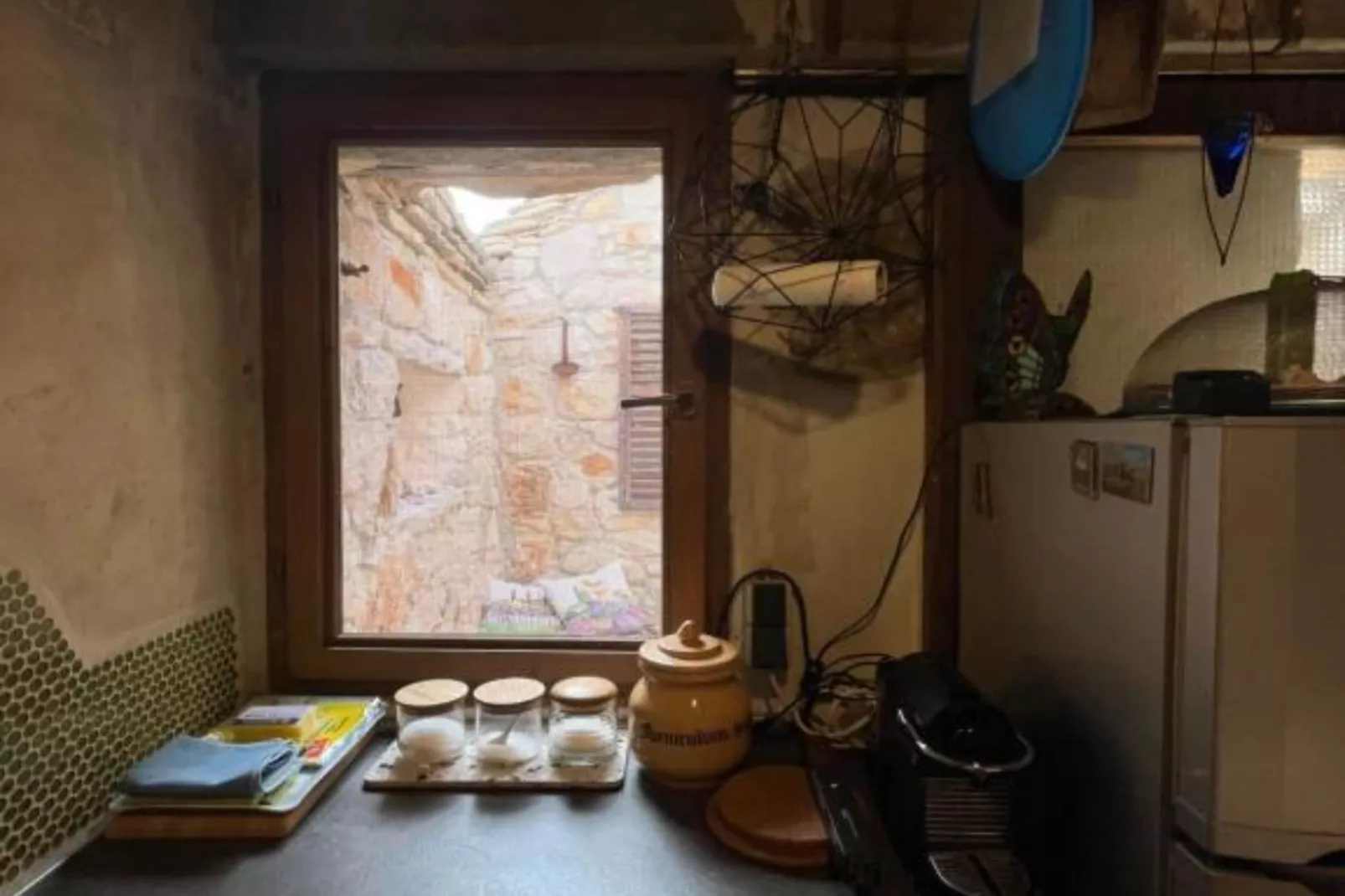 Romantic Stone House and Yard Near Stunning Beach - Two Bedroom Holiday Holiday Home  with  Patio and Terrace-Küche