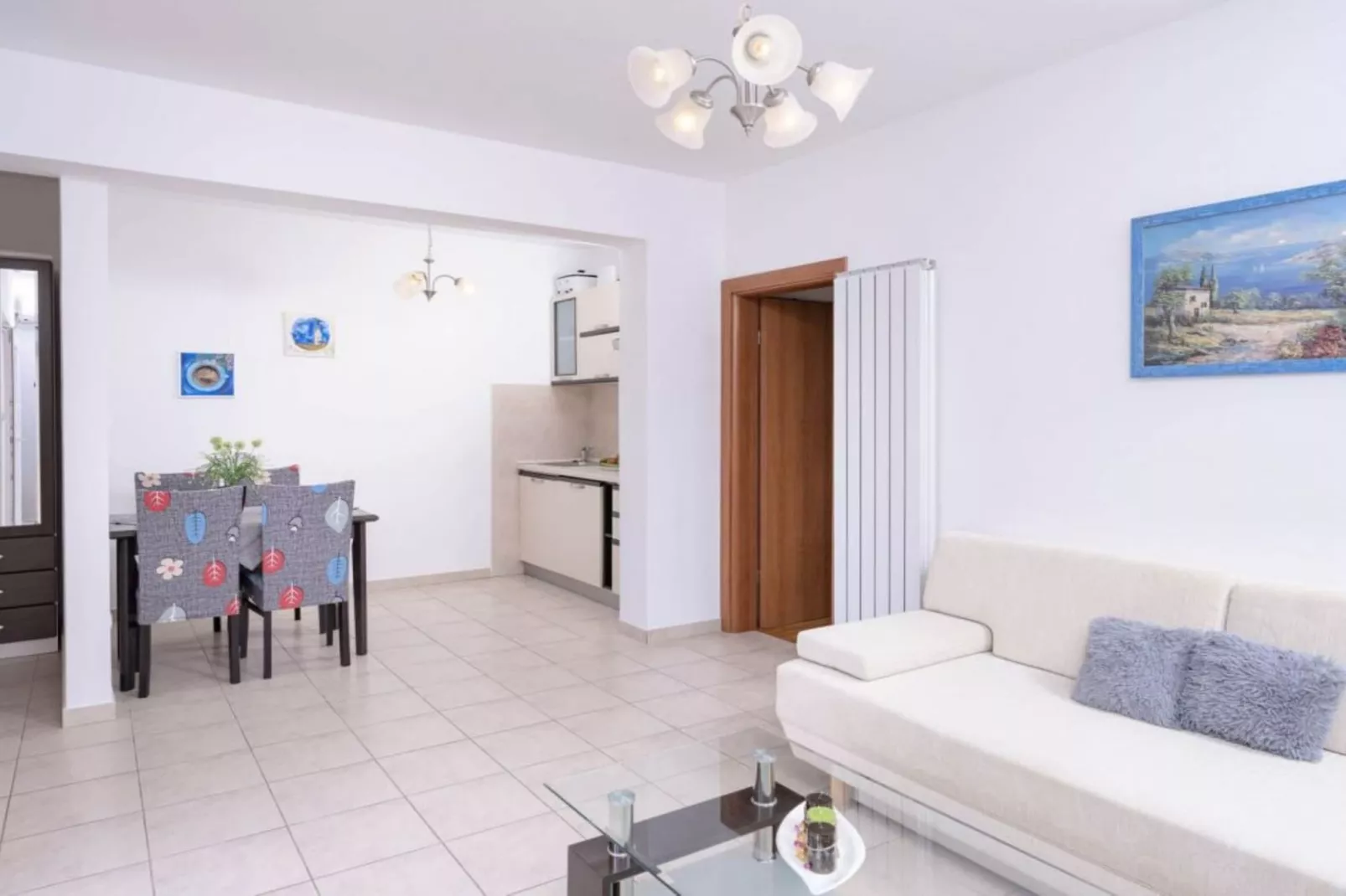 One Bedroom Apartment with Balcony and Sea View 2-Esszimmer