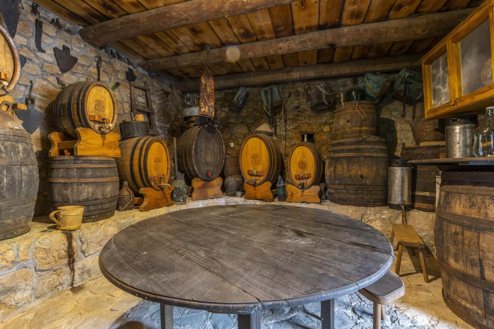 Rustical Resort Kokorići with Shared Outdoor Swimming Pool - One Bedroom Apartment with Terrace-Esszimmer